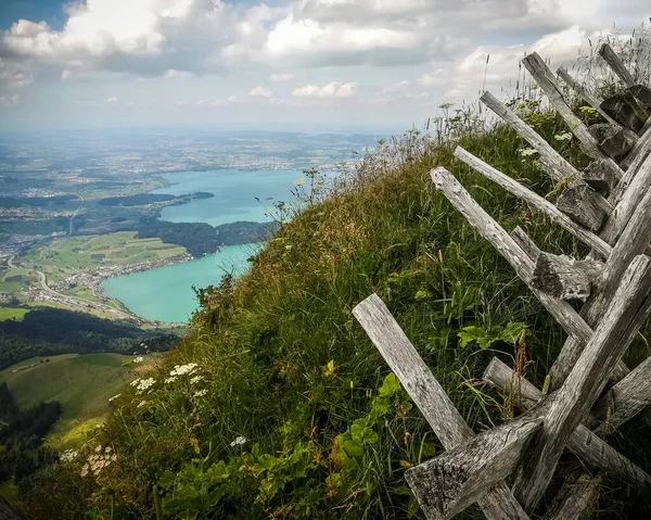 Γραφική αλπική άποψη σε μια συννεφιασμένη καλοκαιρινή μέρα με την Ελβετία μπλε λίμνες στο παρασκήνιο και τοίχο ασφαλείας του ξύλου — Φωτογραφία Αρχείου