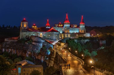 Kamenetz Podilsky kalede gece görünümü
