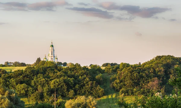 Spaso Preobrażenskij klasztor w Mgarski Łubnie dzielnicy połtawskim Ukrainy w spring, panorama — Zdjęcie stockowe
