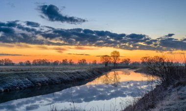 Bir yaz sabahı sabah puslu kanal
