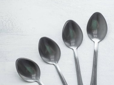 Beyaz Arkaplan Boyalı Kırsal Bir Tahtada Dört Kaşık