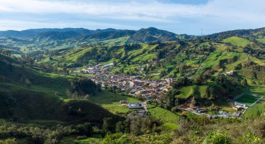 Belmira, Antioquia / Kolombiya 'daki Yeşil Tepeler ve Dağlarla çevrili Tipik Antioquia Köyü