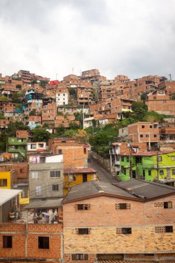 Red Bricks Evleri Vadi 'nin dik tepelerinde inşa edildi, Medellin, Antioquia / Kolombiya