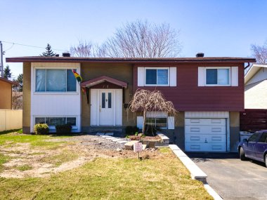 Montreal, Quebec / Kanada - 23 Nisan 2013: Garaj ve Verandalı İki Katlı Ev, Bolivya Bayrağı Ana Kapı Girişinde