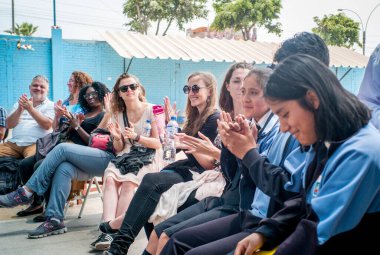 Lima, Lima / Peru - 11 Kasım 2016: Ramon Castilla Okul Üniformalı Genç Öğrenciler Diğer Sınıf Arkadaşlarını Dinlerken Sınıfta Oturuyor