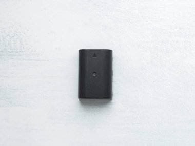 Beyaz ve Eski Arkaplanda Bir Kamera Baterisi