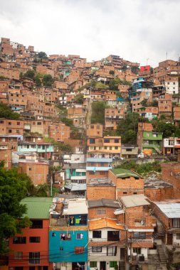 Medellin, Antioquia / Kolombiya - 20 Ocak 2020: Kırmızı tuğlalı evler, Vadi 'nin dik tepelerinde yapılan birkaç boyalı ev