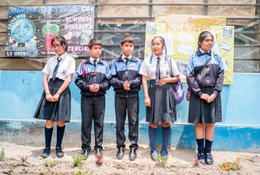 Lima, Lima / Peru - 11 Kasım 2016: Ramon Castilla Okul Sınıf Üniformalı Genç Öğrenciler