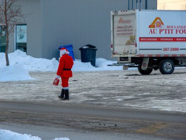Matane, Quebec / Kanada - 22 Aralık 2007 Sıska Adam Noel Baba Gibi Giyindi Elinde Noel Çantası Kışın Sokakta Yürüyor
