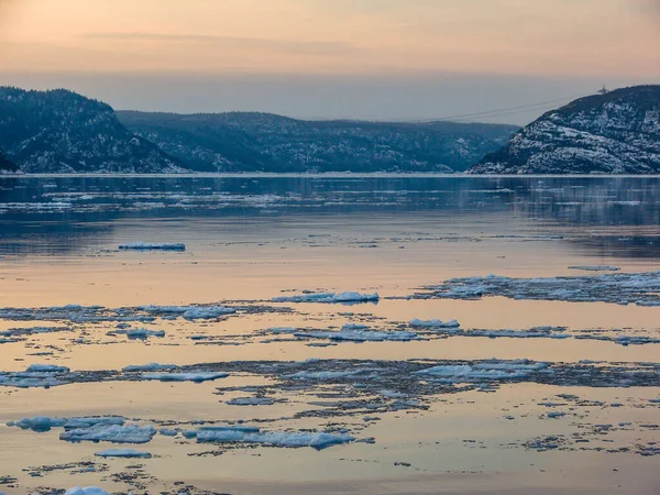 Jezioro Między Górami Kawałkami Lodu Wodzie Wczesna Zima Matane Quebec — Zdjęcie stockowe