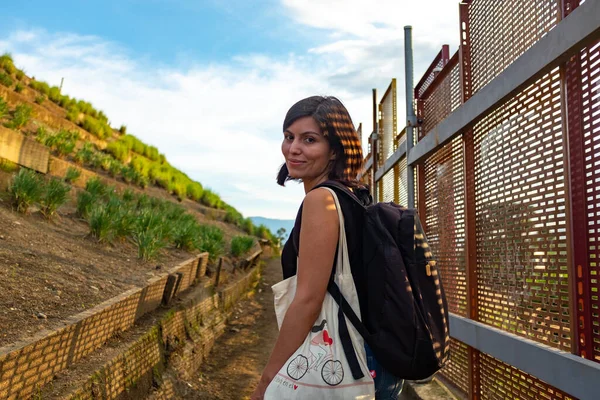 Latin Esmer Kadın Kameraya Bakıyor Medellin Deki Moravia Bahçesinde Yürüyor — Stok fotoğraf