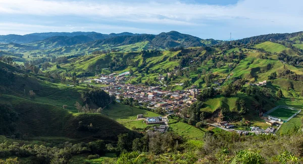 Typisk Antioquia Village Med Big Catedral Omgiven Gröna Kullar Betesmarker — Stockfoto