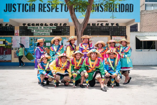 2016年11月11日 身着典型秘鲁舞蹈服装的年轻学生 手持一支塑料长枪 在学校的公众面前跳舞 — 图库照片