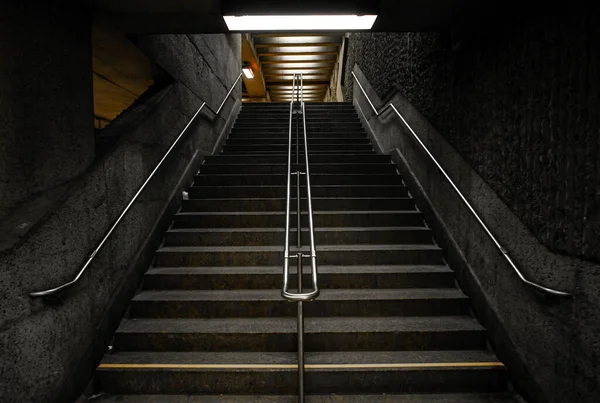 Dark Lit Betonnen Trappen Met Een Middle Division Met Leuningen — Stockfoto