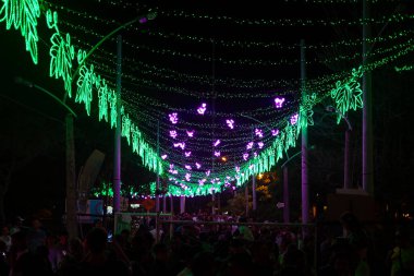 Medellin, Antioquia / Kolombiya - 6 Ocak 2020: Park Norte 'de Medellin' de Yürüyen İnsanlar Üzerine Çatıdaki Işıklar Aydınlandı (North Park)