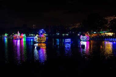 Medellin Nehri, Parque Norte 'deki Medellin Tatil Işığı Fuarı' nda (Kuzey Park) ördek figürleri ve deniz dalgalarıyla aydınlandı.)