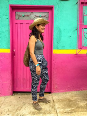 Kahverengi ve Latin Kadın Kovboy Şapkası Kullanıyor, Diğer tarafa bakıyor