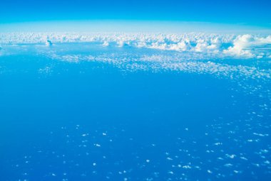 Atomosferdeki çarpıcı Bulutlu Mavi Gökyüzü