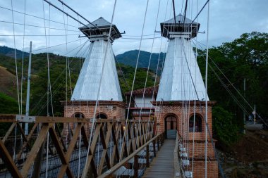 Olaya Şehri ile Santa Fe Şehri 'ni birbirine bağlayan askıya alınmış köprü, küçük araçlar ve motorsikletler için tahta planklar, yaya parçası ve diğeri
