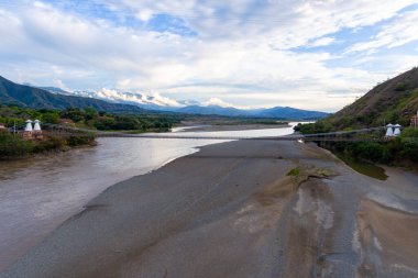 Olaya Şehri ile Santa Fe Şehri 'ni birbirine bağlayan askıya alınmış köprü, küçük araçlar ve motorsikletler için tahta planklar, yaya parçası ve diğeri