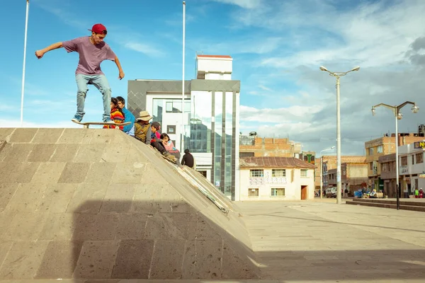 Desaguadero Puno Peru 2016 Április Latin Boy Jumps Gap His — Stock Fotó