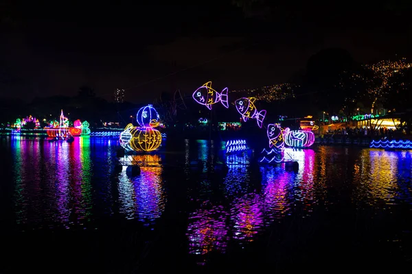 Medellin Nehri, Park Norte 'deki Medellin Tatil Işığı Fuarı' nda (Kuzey Park) kayık, ördek, deniz dalgaları ve balık figürleriyle aydınlandı.)