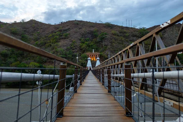 Puente Colgante Que Conecta Ciudad Olaya Ciudad Santa Con Tablones —  Fotos de Stock