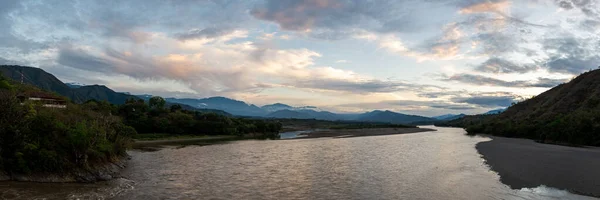 Panoramiczny Widok Rzekę Cauca Między Santa Miasta Olaya City Otoczeniu — Zdjęcie stockowe