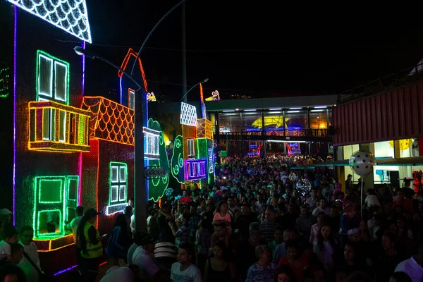 Medellín Antioquia Colômbia Janeiro 2020 Aldeia Iluminada Com Muita Gente — Fotografia de Stock