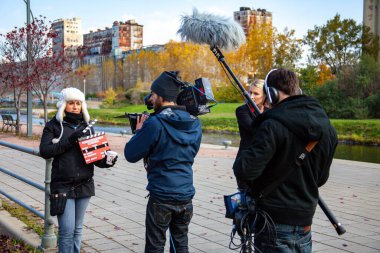 Montreal, Quebec / Kanada - 16 Ekim 2010: Kameraman 'ın önünde Kameraman Yardımcısı