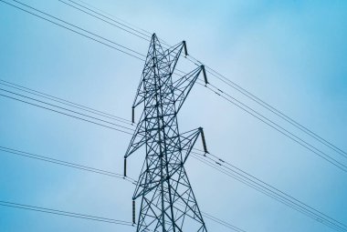 Bulutlu ve Soğuk Bir Gün 'de Elektrik Kablolu Yüksek Voltaj Kulesi