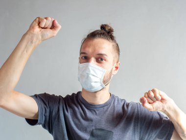 Genç Sarışın, Kafkasyalı, tek kullanımlık yüz maskesi kullanan erkek, Cought, Grip, Virüs, Kollu Virüs Koruması