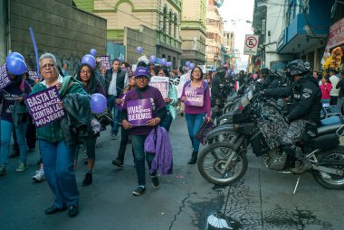 La Paz / Bolivya - 25 Kasım 2016: Kadınlar ve Erkekler Kadın Günü 