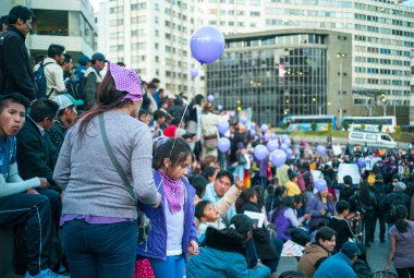 La Paz / Bolivya - 25 Kasım 2016: Kadınlar ve Erkekler Kadın Günü 