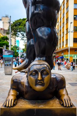 Medellin, Antioquia / Kolombiya - 19 Kasım 2019: Bronz Heykel / Bir Kadının Üzerinde Bir Adamın Heykeli - Fernando Botero Plaza Botero