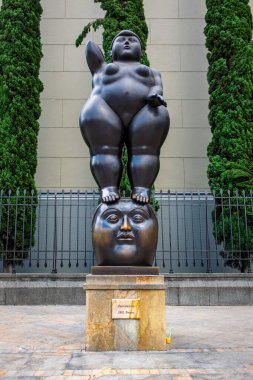 Medellin, Antioquia / Kolombiya - 19 Kasım 2019: Bronz Heykel, Büyük Kafalı Çıplak Kadın Heykeli