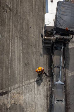 Medellin, Antioquia / Kolombiya - 19 Kasım 2019: Turuncu Üniformalı İnşaat İşçileri