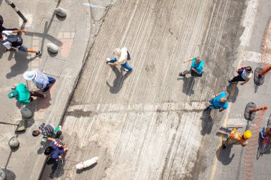 Medellin, Antioquia / Kolombiya - 19 Kasım 2019: İnsanlar Karşıya Geçer, Kaldırımdan Aşağı ve Yukarı
