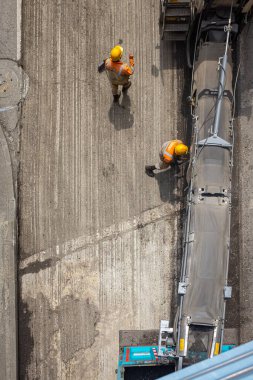 Medellin, Antioquia / Kolombiya - 19 Kasım 2019: Turuncu Üniformalı İnşaat İşçileri