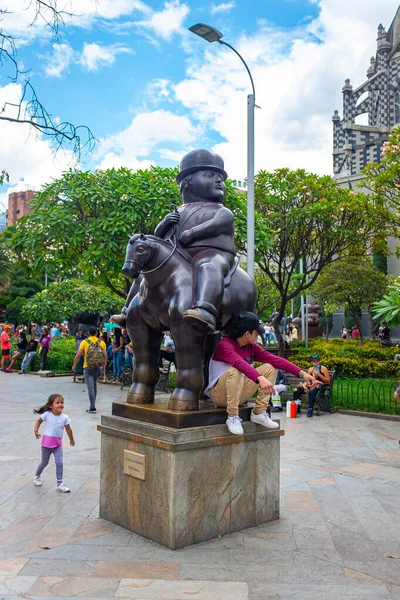 Medellin Antioquia Colombia 2019年11月19日 哥伦比亚安蒂奥基亚省博尔托广场 Plaza Botero Fernando Botero创作的青铜雕塑 肥马顶上的厚人雕像 — 图库照片