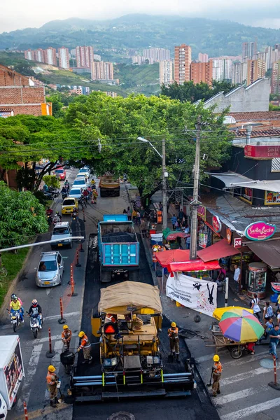 Medellín Antioquia Colômbia Novembro 2019 Trabalhadores Construção Reparando Rua Uniformes — Fotografia de Stock