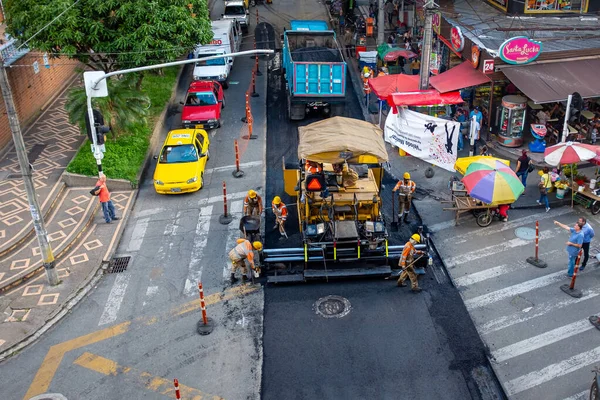 Medellin Antioquia Colombia Νοεμβρίου 2019 Οικοδόμοι Επισκευάζουν Δρόμο Πορτοκαλί Στολές — Φωτογραφία Αρχείου