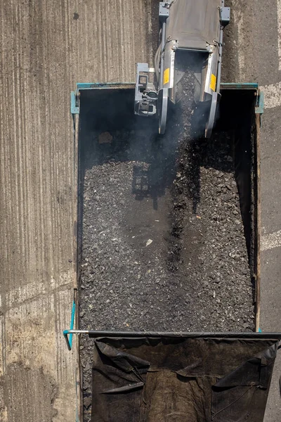 Parte Trás Caminhão Cheio Pedras Pequenas Para Construção Reparação Rua — Fotografia de Stock