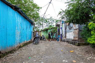 San Cristobal / Dominik Cumhuriyeti - 16 Mayıs 2018: Doğal afetten korunan insanlar için küçük evler inşa edildi