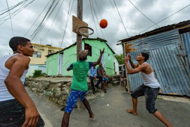 Santo Domingo / Dominik Cumhuriyeti - 15 Mayıs 2018: Yoksul Guandules Mahallesi 'nde Genç Erkekler Basketbol Oynuyor