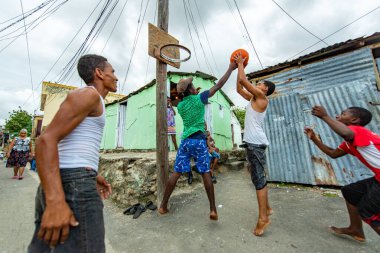 Santo Domingo / Dominik Cumhuriyeti - 15 Mayıs 2018: Yoksul Guandules Mahallesi 'nde Genç Erkekler Basketbol Oynuyor