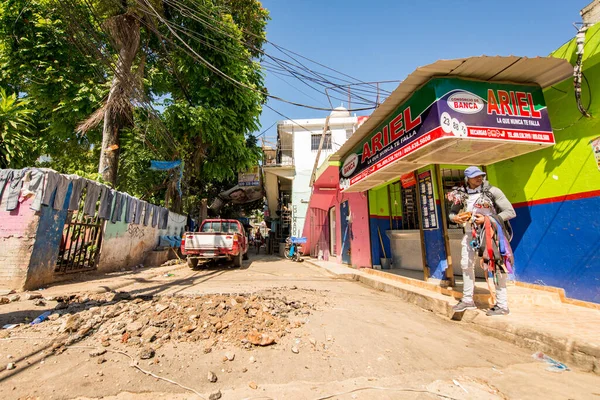 Santo Domingo Dominik Cumhuriyeti Nisan 2014 Sokağın Karşısında Kemer Satıcısı — Stok fotoğraf