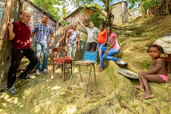 多米尼加共和国圣多明各 2014年4月13日 拥有和观看自然灾害后人民庇护所摄像机的人群小组 — 图库照片