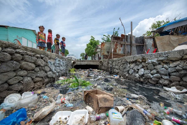 Santo Domingo Dominican Republic May 2018 Chidren Playing Aqueduct Full — 스톡 사진