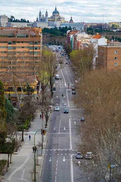 Madri Espanha Março 2015 Uma Avenida Cheia Carros Pedestres Que — Fotografia de Stock
